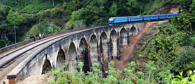 A train pasing the bridge